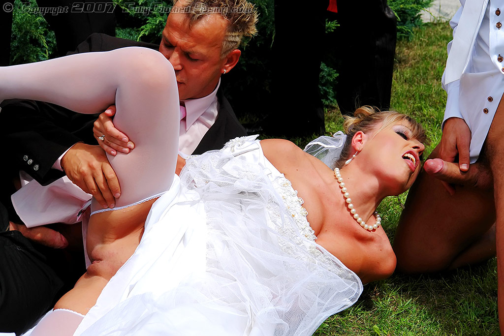Грудастая невеста дрочит клитор перед свадьбой