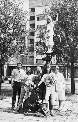 Дуров с семьей на гастролях Театра на Малой Бронной в Омске. 1985 год