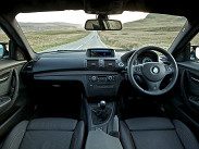 Интерьер BMW 1 Series M Coupe по большому счету повторяет таковой от обычной «копейки» с кузовом купе. Но у «эмки» получше материалы, есть вставки из алькантары на дверях и передней панели.