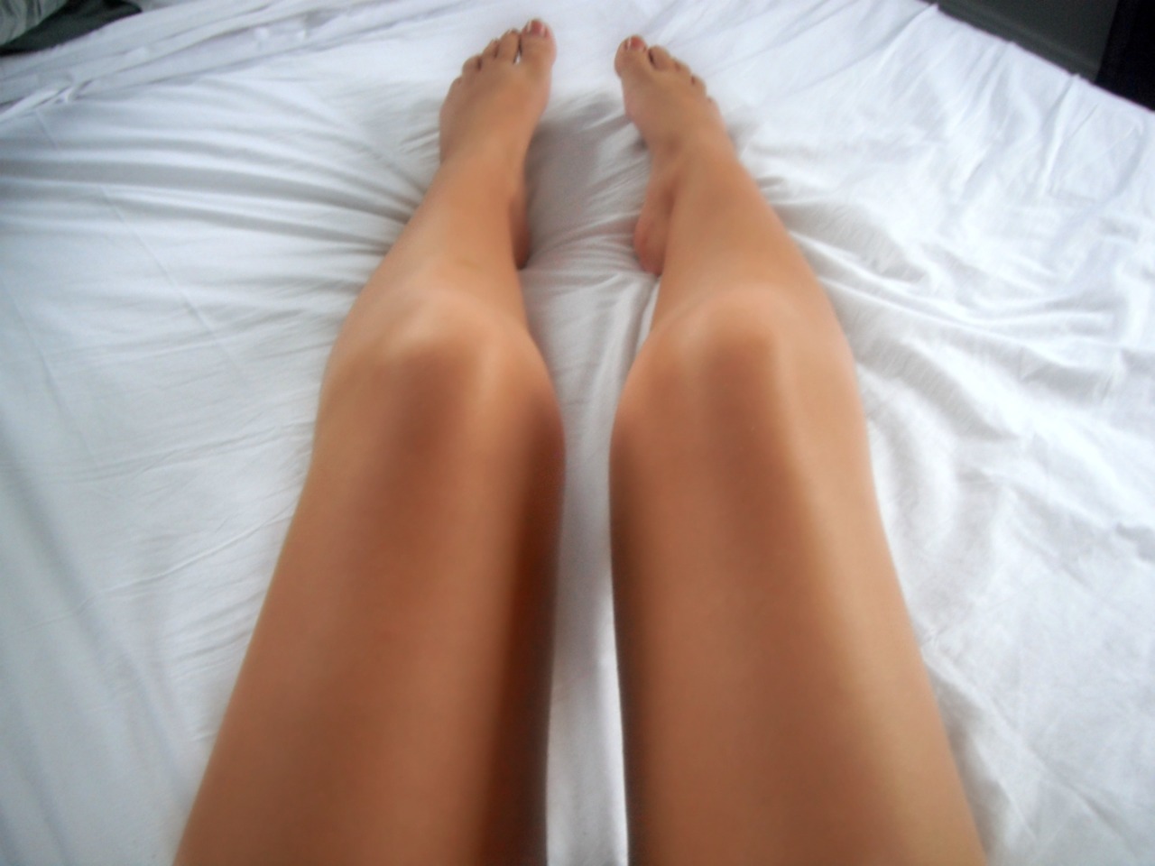 голые ножки в постели