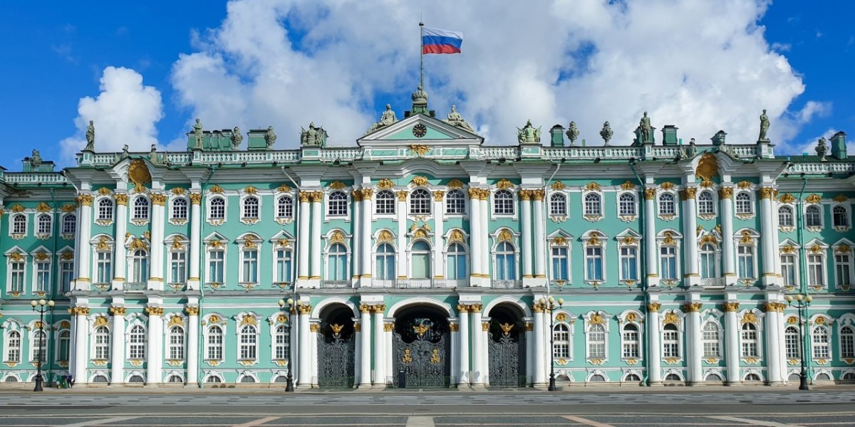 Рассмотрите изображения зданий музеев в москве и в петербурге подпишите иллюстрации