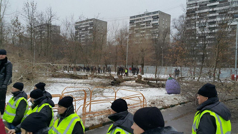 Строители дежурят по периметру сквера