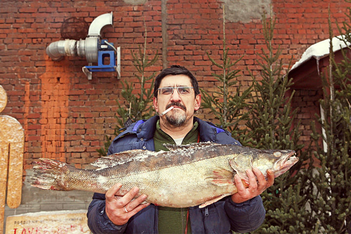 Рыбак Максим Курбатов демонстрирует то, что можно поймать в отечественных реках