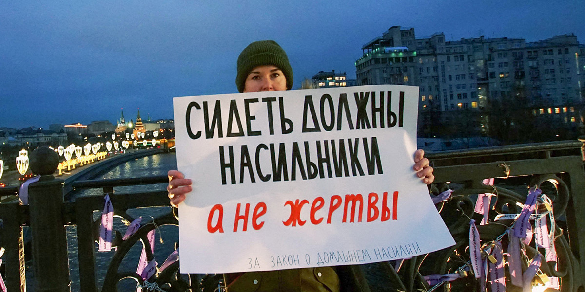 Как в центре Москвы появился «Мост сестер» и при чем здесь закон о домашнем насилии