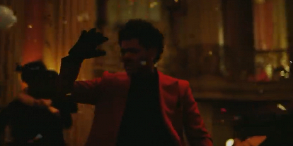The Weeknd с пистолетом в клипе. Клип the Weeknd с головой человека. Weeknd сидим в Красном костюме грустит клип.