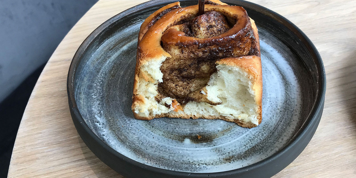 Свежий хлеб, булка с корицей и кофе на завтрак: 6 am Bread Kitchen на Садовнической