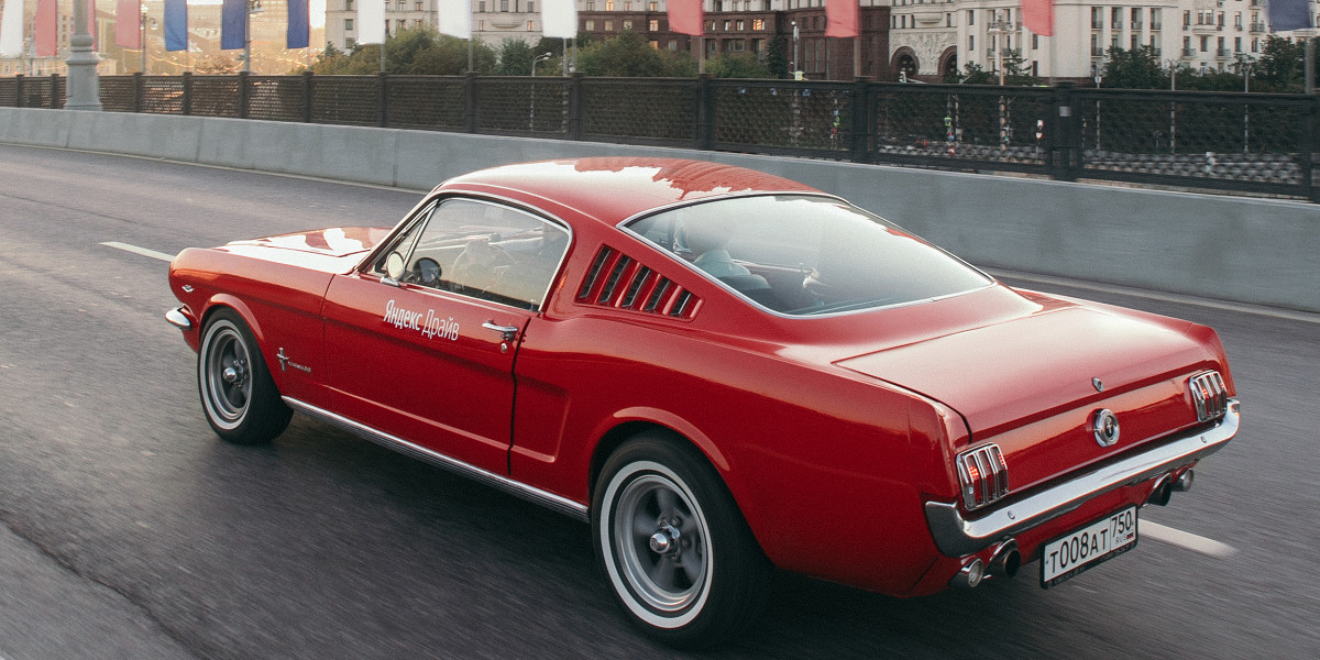 Ford mustang красный