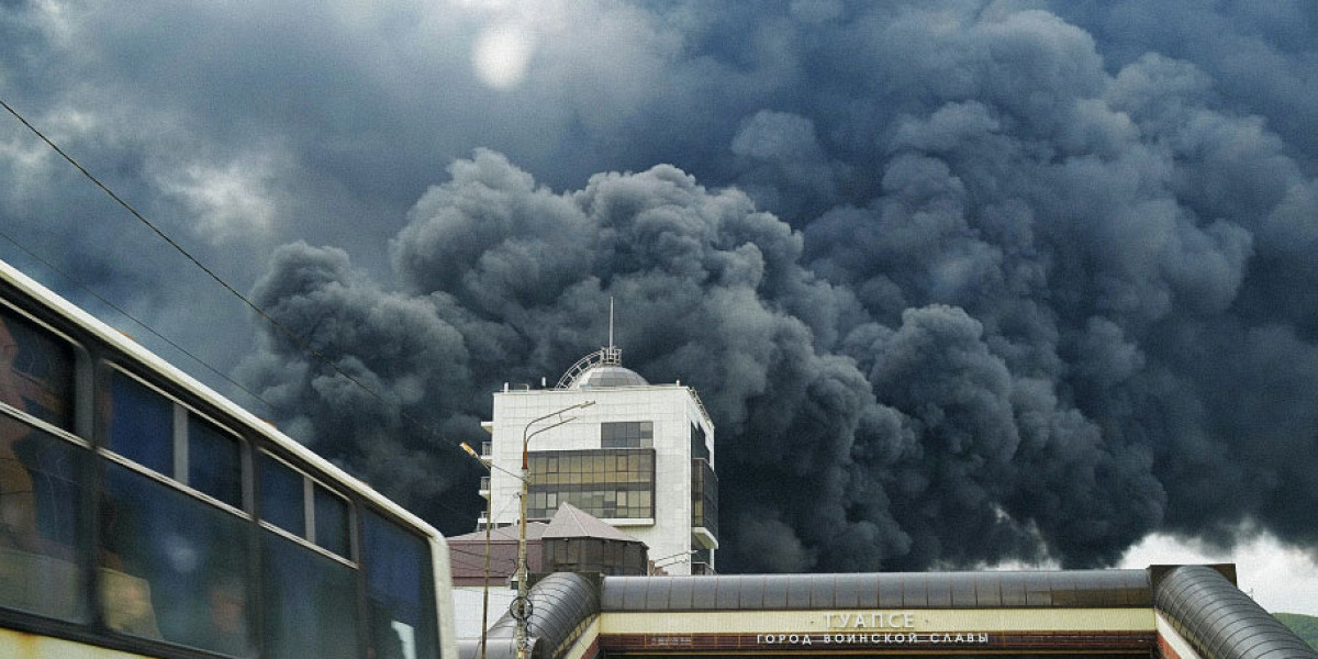 «Царит тихий ужас»: в Туапсе прошли «черные дожди» с частицами сгоревших нефтепродуктов