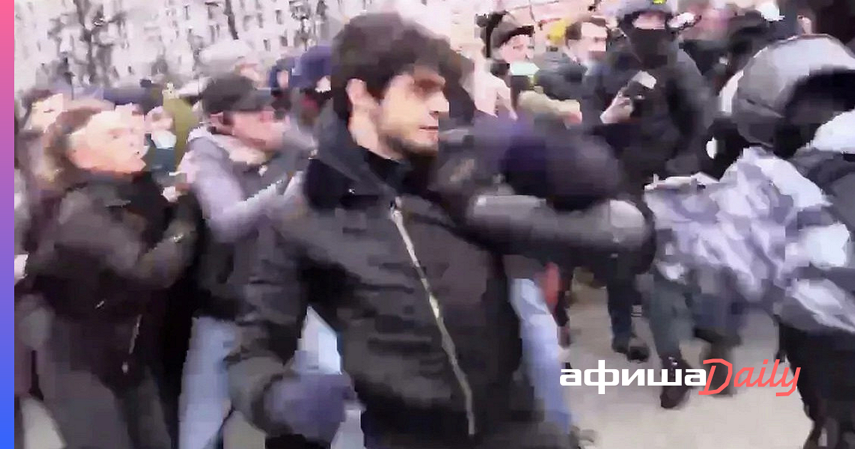 Саид Джумаев драка с ОМОНОМ. Саид-Мухаммад Джумаев. Митинги в Москве 2021 драка с омоновцами в Москве. Саид Джумаев.