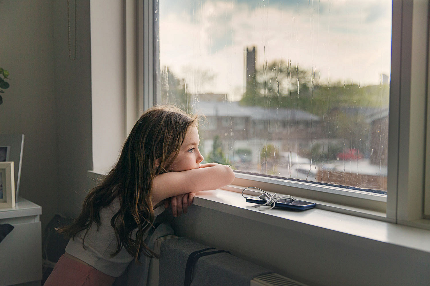 Daughter calling. Богатые дети в депрессии. Ребенок смотрит устало в окно. Депрессия у детей. Girl looking out the Window.