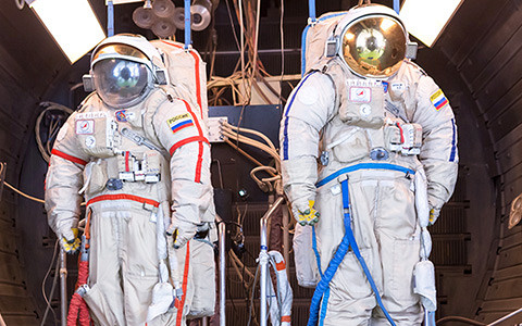 Где делают скафандры российским космонавтам: фоторепортаж с завода «Звезда»