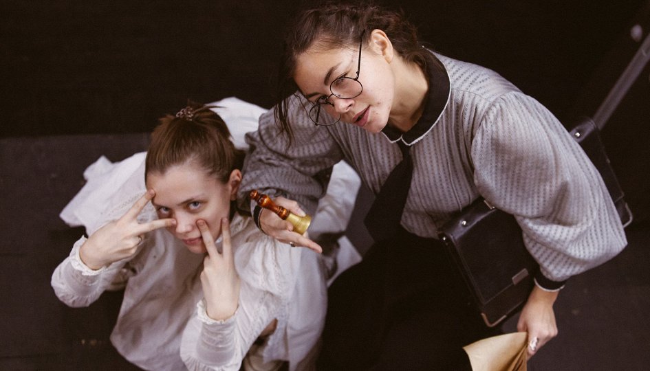 Театр: По-Чехову. Три сестры, Москва Театр: По-Чехову. Три сестры, Москва