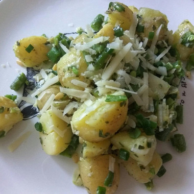 Рецепт Салат из молодого картофеля с песто, зеленой фасолью и кедровыми орешками