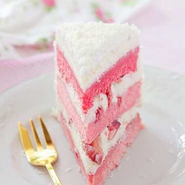 Рецепт Розовый торт с клубникой, белым шоколадом и маскарпоне