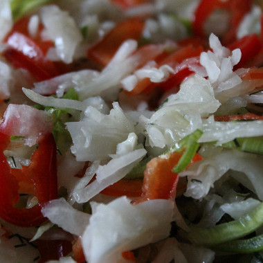 Рецепт Зимний салат из квашеной капусты с болгарским перцем