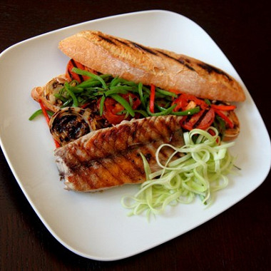 Рецепт Сэндвич с макрелевым тунцом и овощами, обжаренными на гриле