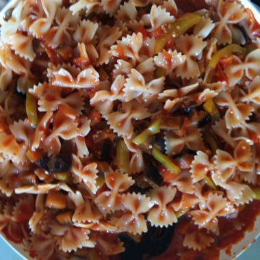 Рецепт Фарфалле с томатным соусом и овощами