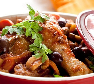 Рецепт Курица с каперсами, анчоусами, чесноком и оливками в томатном соусе