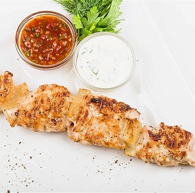 Рецепт Шашлыки из маринованной курицы и лука с соусом барбекю
