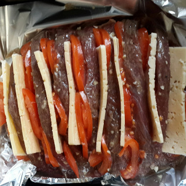 Рецепт Мясо, запеченное гармошкой с сыром и помидорами