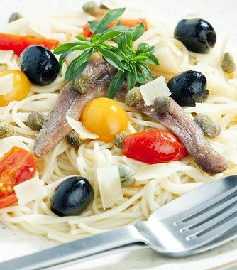 Рецепт Спагетти с анчоусами, петрушкой, оливками и каперсами