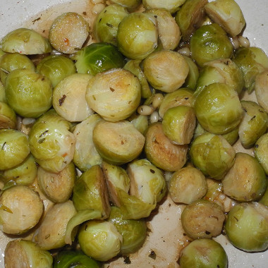 Рецепт Брюссельская капуста с соусом из бальзамического уксуса и кедровыми орешками