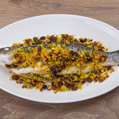 Фото рецепт Сибас, запеченный с кедровыми орешками и изюмом
