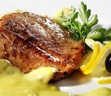 Рецепт Стейки из лосося на гриле с травяным соусом из мяты и базилика