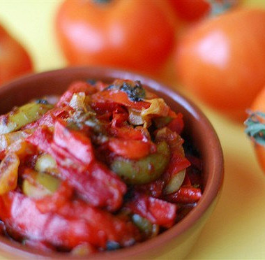 Рецепт Салат из жареных на гриле перцев, маслин и вяленых томатов