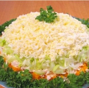 Слоеный салат с курицей помидорами грибами и сыром