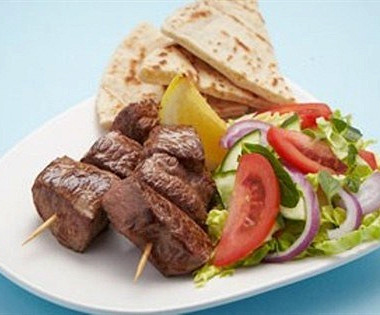 Рецепт Кебаб из ягненка с салатом в греческом стиле