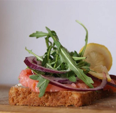 Рецепт Датский открытый сэндвич (smørrebrød) с красной рыбой