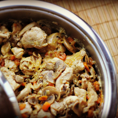 Рецепт Курица с грибами в соусе из феты