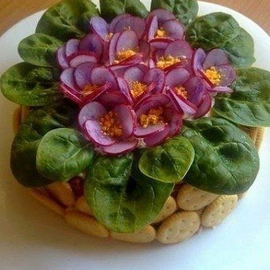 Рецепт Слоеный салат с копченым окороком, огурцами и черносливом