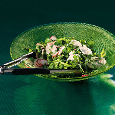 Рецепт Кресс-салат, руккола и мизуна с редисом, дайконом и сметанной заправкой