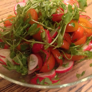 Рецепт Салат из помидоров черрри-снек с редисом и проростками гороха