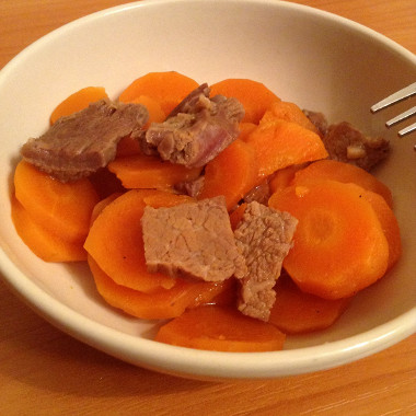 Рецепт Мягкая говядина, тушеная с морковью и луком