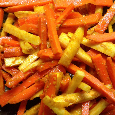 Рецепт Морковь и пастернак, глазированные в имбирно-медовом соусе с куркумой