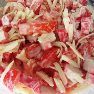 Рецепт Слоеный салат с помидорами и крабовыми палочками