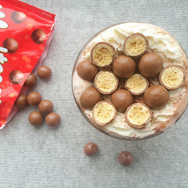 Рецепт Молочный горячий шоколад c конфетами Maltesers