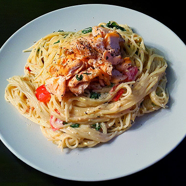 Рецепт Спагетти в сливочном соусе с семгой и рукколой