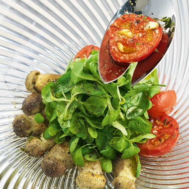 Фото рецепт Салат с теплыми белыми грибами и подвяленными томатами