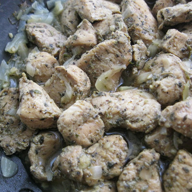 Рецепт Куриное филе жареное с луком в медовом маринаде