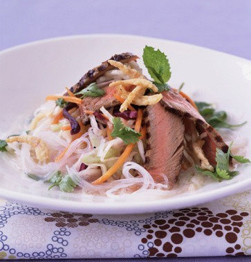 Рецепт Тайский салат с рисовой лапшой и говядиной