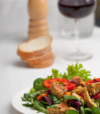 Рецепт Салат из нектаринов и свинины на гриле, шпината и феты