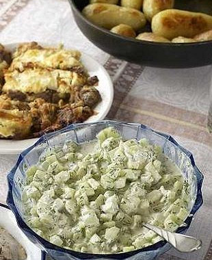 Рецепт Огуречный салат со сметаной и чесноком