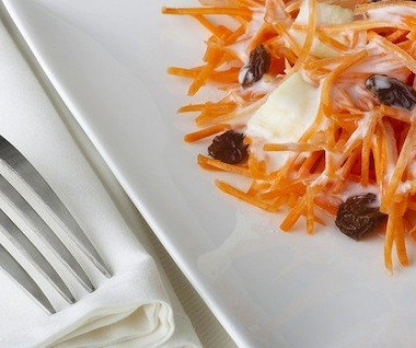Рецепт Морковный салат с изюмом и грецкими орехами
