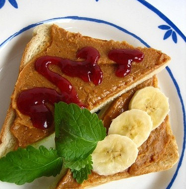 Рецепт Сладкие сэндвичи с арахисом, клубникой и бананом