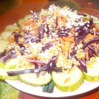 Рецепт Салат из красной капусты и огурца с кунжутной заправкой