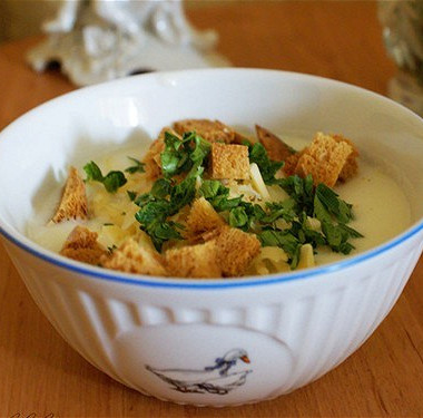 Рецепт Крем-суп из цветной капусты с сыром и сухариками